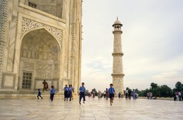 Agra;-Architecture;-Children;-Facade;-India;-Kaleidos;-Kaleidos-images;-La-parole-à-limage;-Mausoleum;-Minaret;-Mughal;-Mumtaz-Mahal;-Schoolchildren;-Shah-Jahan;-Stories-Pictures;-Taj-Mahal;-Tarek-Charara;-Terrace;-UNESCO;-Uniform;-Uttar-Pradesh;-White-marble;-World-Heritage